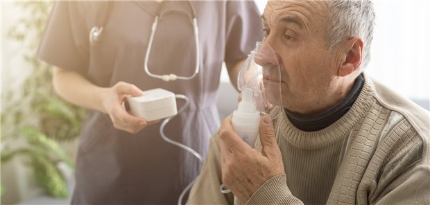 Inhalationstherapie bei COPD: Mit einem neuen Biomarker könnten sich anbahnende Exazerbationen früh erkannt und gezielt gegengesteuert werden. (Symbolbild mit Fotomodell)