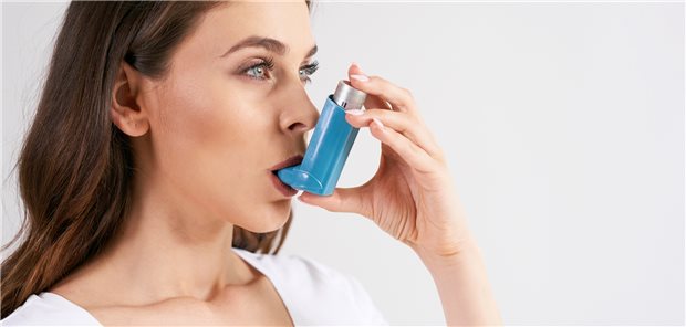 Inhalative Asthmatherapie: Auch leichtes Asthma geht mit einem substanziellen Risiko für schwere Anfälle einher (Symbolbild mit Fotomodell).