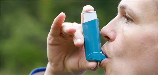 Budesonid gegen COVID-19? Deutsche Experten warnen Inhalative Kortikosteroidtherapie: Bei Asthma ist die Wirksamkeit eindeutig nachgewiesen, aber nicht bei COVID-19. (Symbolbild mit Fotomodell)
