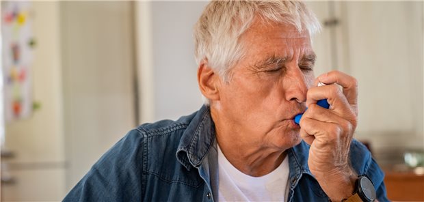 Inhalative Therapie: Bei schwerem Asthma ist die Zusatzbehandlung mit Biologika ein großer Fortschritt (Symbolbild mit Fotomodell).