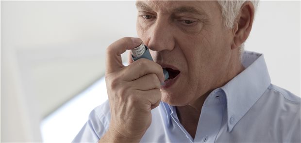 Inhalative Therapie: Die Prävention von Exazerbationen zählt in der COPD-Therapie zu den wichtigsten Therapiezielen. (Symbolbild mit Fotomodell)