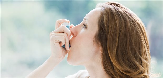 Budesonid bei COVID-19: Herbe Kritik an Studiendesign Inhalatives Kortikoid als „Game Changer“ bei COVID-19? Dafür sehen Pneumologen im Moment keinen Hinweis. (Symbolbild mit Fotomodell)