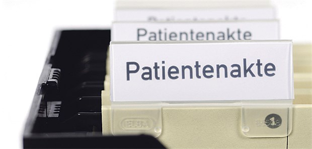 Politiker fordern Lockerung der ärztlichen Schweigepflicht Inhalt von Patientenakten und Gesprächen unterliegen der ärztlichen Schweigepflicht.