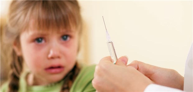 Injektionen bei Kindern sorgen oft für Tränen in der Praxis. US-Dermatologen schwören dann auf die elektrische Zahnbürste.