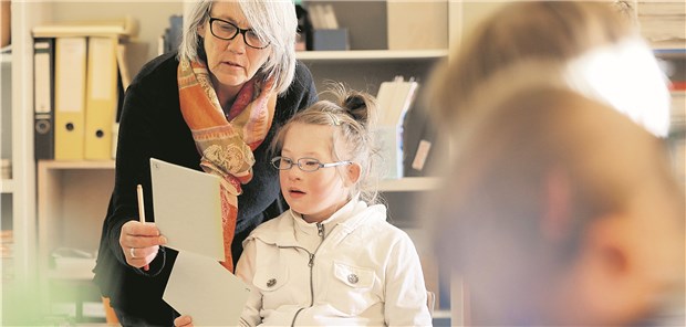 Pädiater fordern mehr ärztlichen Sachverstand bei der Inklusion Inklusion in einer Gemeinschaftsgrundschule in Nordrhein-Westfalen. Eine Sonderschullehrerin beschäftigt sich mit einem Mädchen mit Down-Syndrom in der Klasse.