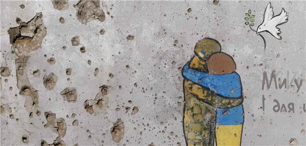 Inmitten der Zerstörung in Kupiansk mahnt ein Grafitti zum Frieden – der für die große Mehrheit der Ukrainer aber nicht unter einer russischen Besatzung denkbar ist.
