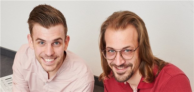 Inmitten vieler anonymisierter Umfragezettel: Dennis Schmiege (li.) und Dr. Timo Falkenberg (re.) von der Universität Bonn. 