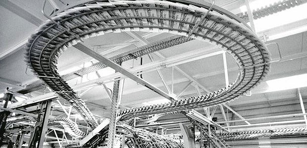 Vom Bleisatz zur Elektronik Innenansicht einer Druckerei: Die Vervielfältigungstechnik von Zeitungen braucht - bis in die heutige Zeit - sehr viel Platz.