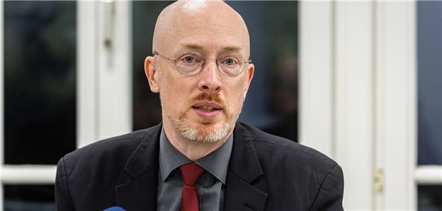Mecklenburg-Vorpommern führt Gesundheitskarte für Asylsuchende ein Innenminister Christian Pegel (SPD) erhofft sich von der Gesundheitskarte vor allem Entbürokratisierung in den Verwaltungen.