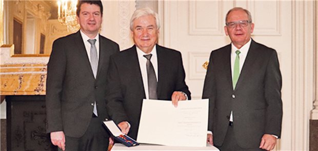Verdienstkreuz am Bande für Allgemeinmediziner Dr. Dieter Geis Innenstaatssekretär Sandro Kirchner (links) überreichte im Beisein von Regierungspräsident Dr. Eugen Ehmann (rechts) die Ordensinsignien an Dr. Dieter Geis (Mitte).