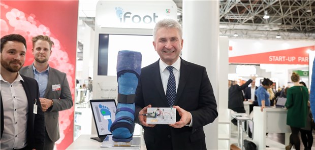 High-Tech-Lösungen für Praxis und Klinik Innovationen locken auch Politiker auf die Messe: Im Bild Landesminister Professor Andreas Pinkwart auf dem NRW-Pavillon.