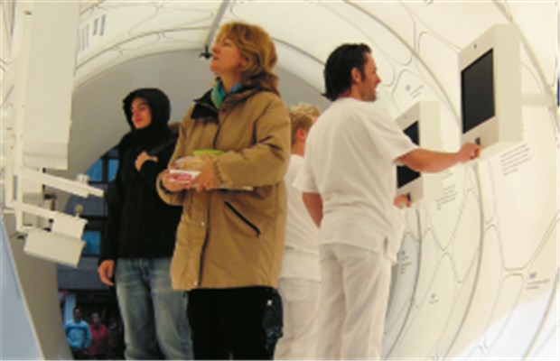 Charité: 700 Experten treffen sich zum Weltgesundheitsgipfel Innovationsschau: In einer "Pipeline" informiert der Verband forschender Arzneimittelhersteller über neue Entwicklungen in der Medizin.