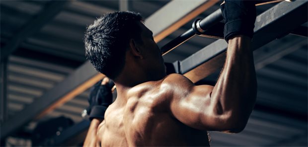 Ins Fitnessstudie statt zum Geburtstag der Oma: Wer eine starke Verpflichtung spürt, Sport zu treiben, könnte eine Muskeldysmorphie haben. 