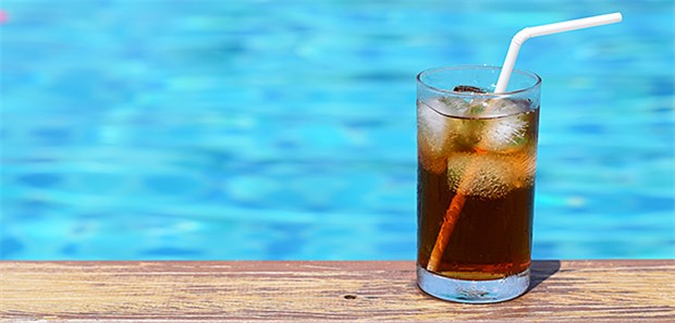 Sind Light-Getränke nützlich oder schädlich fürs Herz? Insbesondere an heißen Tagen eine Wonne: Eine Cola. Doch sollte es die lieber Light-Variante sein?