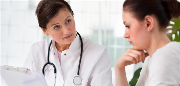 Insbesondere junge Frauen, die erstmals ein orales Kontrazeptivum einnehmen, sollten von ihrer Ärztin oder ihrem Arzt über die Risiken und Symptome aufgeklärt werden und möglichst auf ein Präparat der zweiten Generation zurückgreifen. Das rät Dr. Eike Eymers, Ärztin im Stab Medizin des AOK-Bundesverbandes. (Symbolbild mit Fotomodellen)
