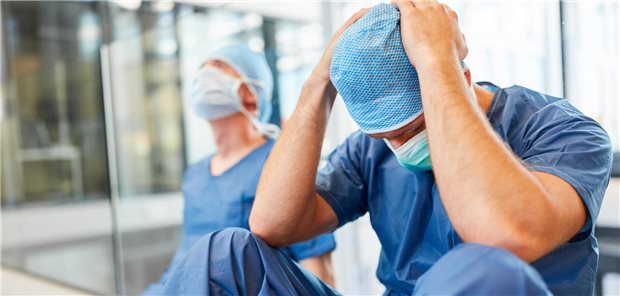 Gestresste Ärzte auf dem Boden