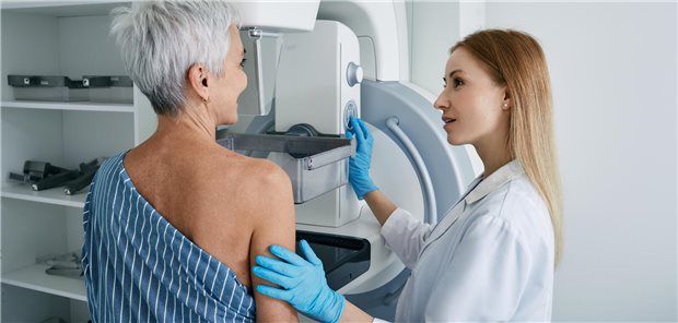Eine ältere Frau unterzieht sich im Krankenhaus einer Mammographie in Begleitung einer medizinischen Fachkraft.