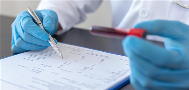 Ein Arzt analysiert die Insulinresistenzmarker eines Patienten um dessen Risiko für Ösophaguskarzinome zu bewerten.