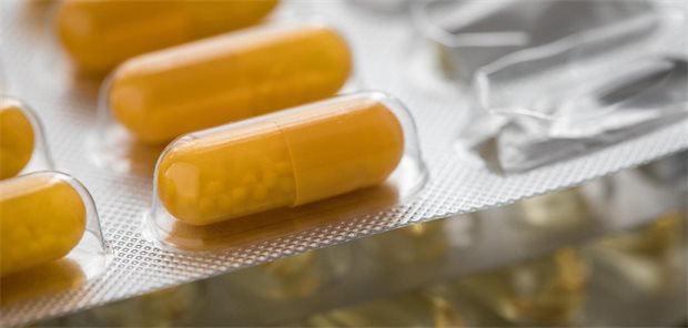 Systematisches Review: Kalzium und Vitamin D schützen kaum vor Frakturen Nahaufnahme von Blisterpackungen mit Kapseln und Tabletten.