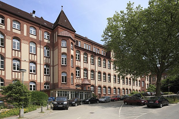 Zu teure Chefärzte? Uniklinik weist Vorwürfe zurück Institut der Uniklinik Schleswig-Holstein in Kiel: Milchmädchenrechnung bei den Chefarzt-Gehältern?