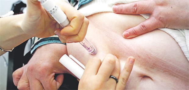 Oft leidet die Diabetes-Therapie Insulin-Injektion: Besonders Diabetiker mit fortgeschrittener Krebserkrankung vernachlässigen die Therapie.