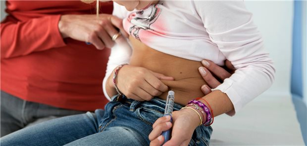 Insulin-Injektion: Während der Pandemie sind deutlich mehr Kinder an Typ-1-Diabetes erkrankt als in den Jahren vorher.
