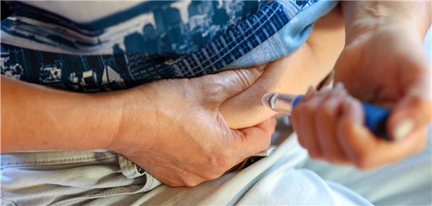Insulin wird injiziert: Eine einzelne weitere Injektion mit dem dualen GLP1-/GIP-Agonisten Tirzepatid kann bei Bedarf die Stoffwechselsituation deutlich verbessern.