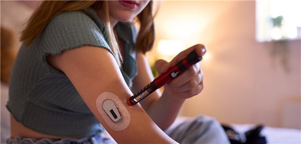 Insulin wird injiziert: Ob sich die Autoimmunreaktion zur Zerstörung der insulinproduzierenden Beta-Zellen mit Verapamil stoppen lässt, wird in Studien geprüft.