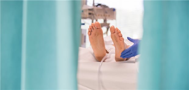 In Teilen Bayerns werden die Intensivbetten knapp Intensivbett belegt: In Bayern sind vielerorts kaum noch Intensivkapazitäten frei.