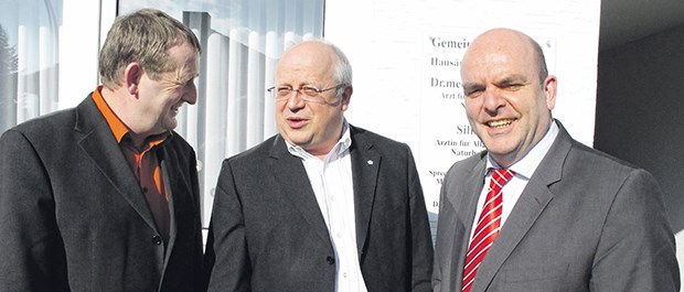 Die SPD und die Zukunft der Hausärzte Intensive Diskussion: der SPD-Landtagsabgeordnete Günter Rudolph, Hausarzt Dr. Dieter Conrad, MdB Dr. Edgar Franke (v. l.).