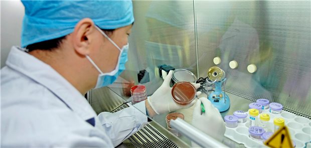 Pneumologen fordern: Staatliches Geld für neue Antibiotika! Intensive Forschung für neue Antibiotika. Im Durchschnitt muss innerhalb von 15 bis 20 Jahren mit einem maßgeblichen Wirkungsverlust einer antibiotischen Substanz gerechnet werden. Neuentwicklungen sind somit unverzichtbar.