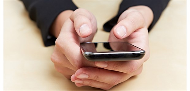 Wenn das Smartphone "blind" macht Intensive Smartphone-Nutzung belastet die Augen. Eine transiente Blindheit nach kurzem Blick aufs Handy ist allerdings rar.