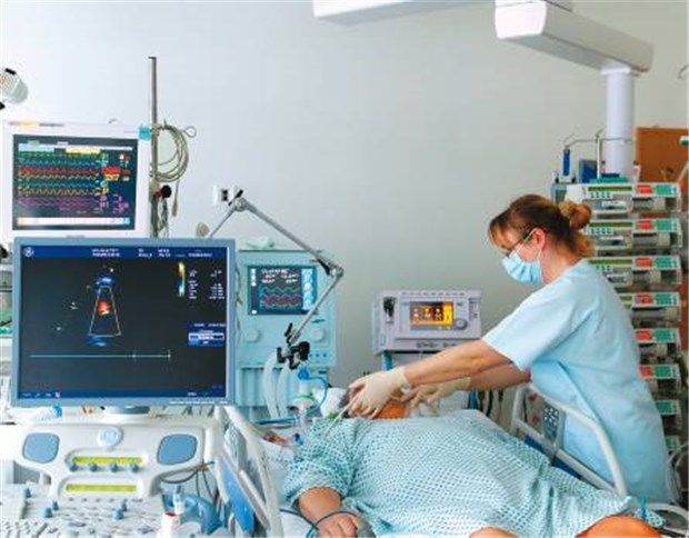 Intensivmedizin bei einem Sepsispatienten. Zu Sepsis gibt es in Jena bald ein Innovationszentrum.