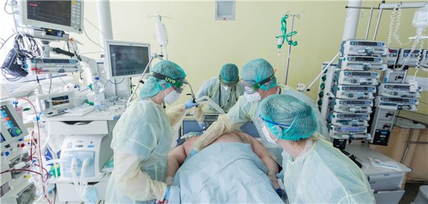 Zahl der COVID-19-Intensivpatienten wächst nicht so schnell wie befürchtet Intensivpflegekräfte und eine Ärztin versorgen einen Corona-Patienten, der beatmet auf einer Intensivstation im Universitätsklinikum Bonn liegt.