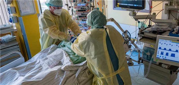 Intensivpfleger versorgen einen schwer an COVID-19 erkrankten Patienten auf der Corona-ITS im Universitätsklinikum in Halle/Saale.
