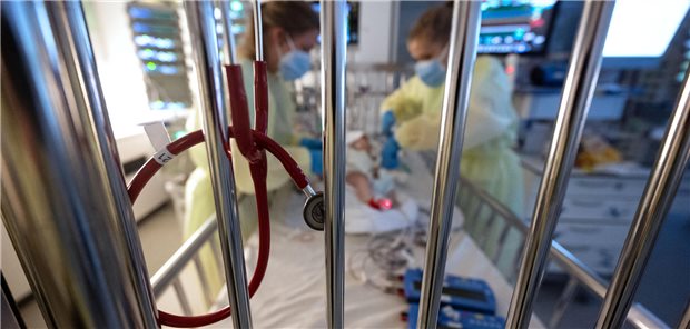 Intensivpflegerinnen versorgen auf der Kinder-Intensivstation des Olgahospitals des Klinikums Stuttgart ein am RS-Virus erkranktes Kind (Archivbild).