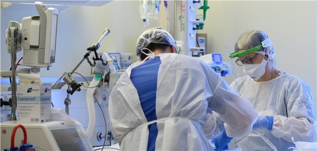 Intensivpflegerinnen versorgen einen Corona-Patienten. Viele Pflegekräfte verlassen die schon vor der Pandemie knapp besetzten Intensivstationen wegen der hohen Belastung.