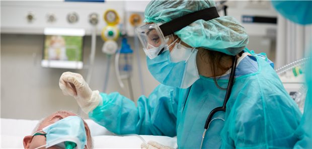 Intensivpflichtige COVID-Patienten haben meist für lange Zeit körperliche und psychische Beschwerden.