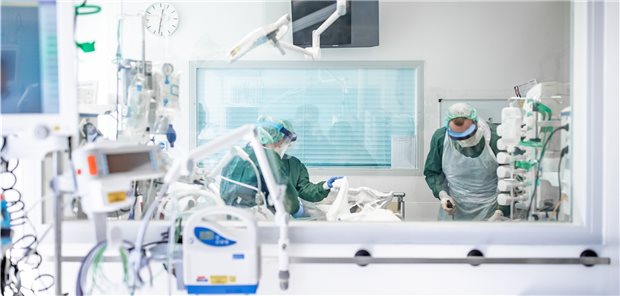 Intensivstation: Deutlich mehr COVID-19-Patienten als Influenza-Erkrankte müssen intensivmedizinisch versorgt werden.