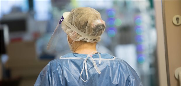 Intensivstation für Corona-Patienten der München Klinik Schwabing: eine Pflegerin mit Schutzkleidung. Gerade in Bayern, wo die Pandemie über die Alpen zuerst aufschlug, erkrankten auch viele Pflegekräfte an Corona. (Archivbild)