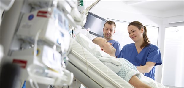 Intensivstation mit modernster Medizintechnik: Die MedTech-Branche blickt verhalten auf das laufende Jahr.