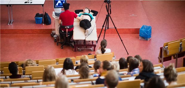 Interaktiven Vorlesung für Medizinstudentinnen und -studenten an der Medizinischen Hochschule Hannover MHH. In der Vorlesung lernen Studenten den Umgang mit einem Ultraschallgerät und unterschiedliche Herangehensweisen für Diagnosen. (Archivbild)