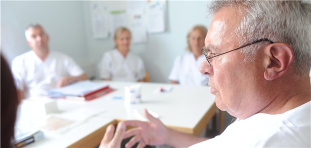 Interdisziplinäre Fallkonferenzen helfen bei der Sondierung einer Verdachtsdiagnose.