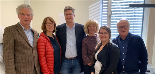 Interdisziplinäres Team für Diagnostik – sonst über weite Distanzen, im Bild kurz vereint: Dr. Dieter Hagedorn (Augenarzt in Leer), Hausärztin Dr. Monika Harms (Borkum), KVN-Vorstandsvorsitzender Mark Barjenbruch (Hannover), Claudia Riechmann und Saskia Kruse (MFA im Diagnostikzentrum Borkum) und Dr. Andreas Gieseler, Augenarzt (Emden).