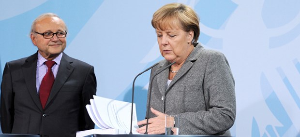 Wirtschaftsweise: Bahr-Reform führt zu Mehrausgaben Interessante Lektüre: Bundeskanzlerin Merkel blättert am Mittwoch im SvR-Jahresgutachten.