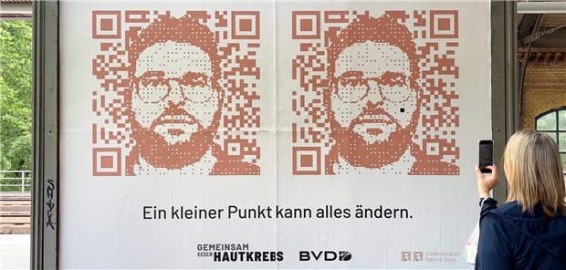 Hautkrebs-Screening-Kampagne des BVDD: Der schwarze Punkt macht den Unterschied Interesse geweckt: Wird der jeweilige QR-Code gescannt, erzählt ein Hautkrebspatient von seinem Leben vor oder nach der Diagnose. Der schwarze Punkt im Gesicht macht dabei den Unterschied in der neuen Kampagne des BVDD.