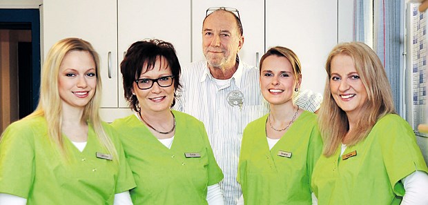 Der Arbeitsplatz Arztpraxis in den 80ern Internist Dr. Günter Opel (M.) mit Praxisteam (v.l.): Larissa Tornau, Sonja Balk, Christine Specht und Angela Ramsauer. Balk und Ramsauer waren schon 1982 bei Praxisgründung dabei.