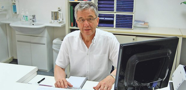 Mangelware Internist? Daran scheiden sich die Geister Internist Dr. Manfred Blinzler führt seine Praxis in Kronach seit 35 Jahren. Die aktuellen Entwicklungen bereiten ihm aber Bauchschmerzen - besonders wenn es um die Bedarfsplanung und deren Folgen geht.