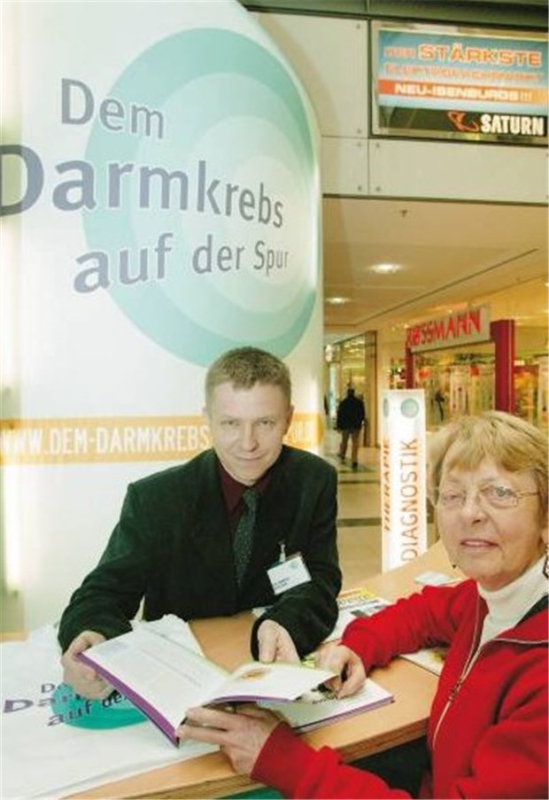 Zufriedene Patienten sind die beste Werbung für die Vorsorgekoloskopie Internist Dr. Markus Bolczek will Schwellenängste abbauen. Deshalb steht er im Einkaufszentrum den Passanten Rede und Antwort.
