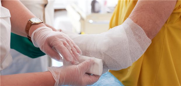 Internistinnen und Internisten um Mariana de Moura de Souza resümieren, dass eine Vitamin-D-Gabe, insbesondere in hohen und intermittierenden Dosen und ohne ausreichende Calciumzufuhr, nicht mit der Vorbeugung von Knochenbrüchen verbunden ist und die Häufigkeit von Hüftfrakturen bei älteren, gesunden Frauen erhöhen könnte.